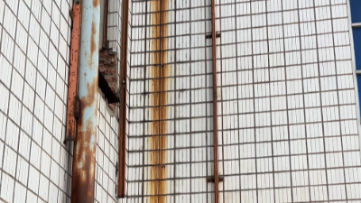 厂房外墙翻新：老旧瓷砖渗水问题的隐患