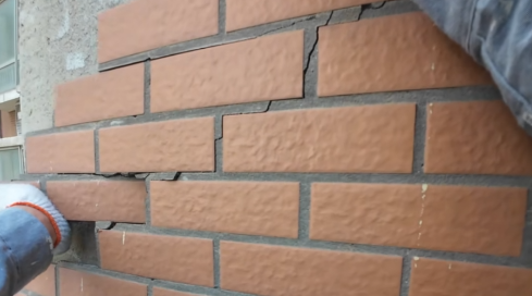 厂房外墙翻新：老旧瓷砖开裂问题的隐患