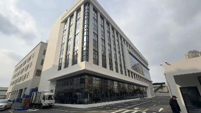 外墙翻新：氟碳漆 vs 真石漆，耐用、耐污、耐候，到底差在哪？