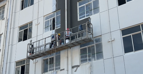 厂房外墙施工中