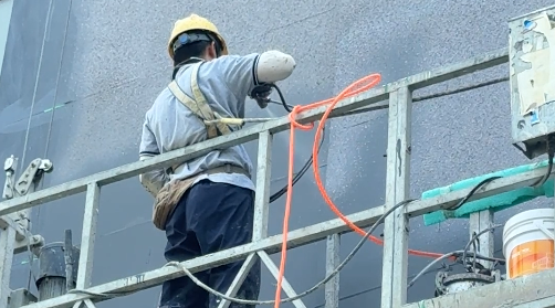 厂房外墙翻新，为何有的要全铲，有的只需局部处理？